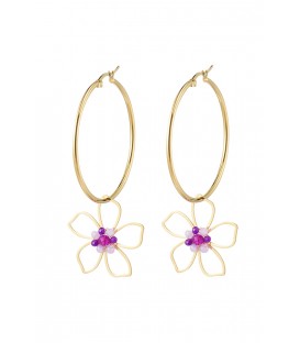 goudkleurige oorhangers met een bloemen bedel en paarse glas kraaltjes