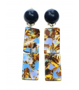 Blauw gekleurde oorclips met een dubbele hanger en een effen blauw oorstukje
