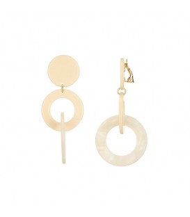 Creme oorclips van dubbele hangers, waarbij de onderste hanger is bedrukt met een patroon.
