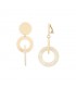Creme oorclips van dubbele hangers, waarbij de onderste hanger is bedrukt met een patroon.