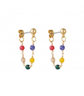 Goudkleurige oorbellen met ketting en kleurrijke steentjes