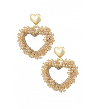 Beige glas kralen oorhangers in de vorm van een hart en een goudkleurig oorstukje