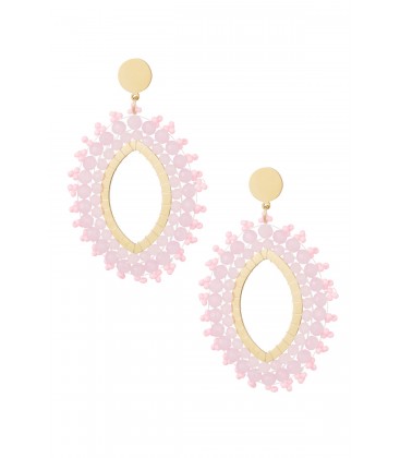 Roze glas kralen oorhangers met een goudkleurig oorstukje