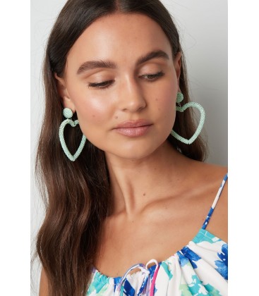Mint groene harten oorhangers met glas kralen