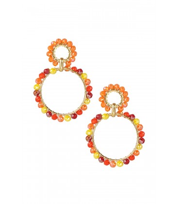 Goudkleurige oorhangers met oranje gekleurde glas kraaltjes