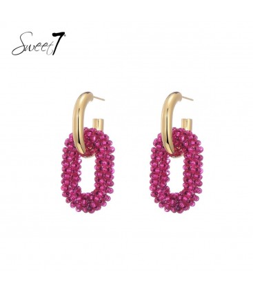 Roze ovale glas kralen oorhangers met een goudkleurige hoepel