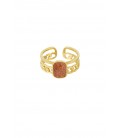 Goudkleurige ring met een rode steen in het midden
