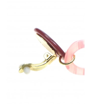 Roze oorclips met een bruine hanger en zwarte strepen