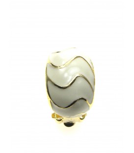 Creme oorclips met goudkleurige strepen
