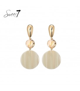 Beige oorhangers met een glas kraal en een goudkleurig oor stukje
