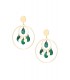 Goudkleurige oorhangers met groene en goudkleurige bedels