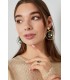 Goudkleurige oorhangers met groene en goudkleurige bedels