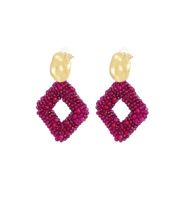Fuchsia roze oorhangers van glas kralen en een goudkleurig element