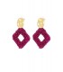 Fuchsia roze oorhangers van glas kralen en een goudkleurig element