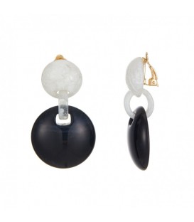 Witte oorclips met een zwarte hanger