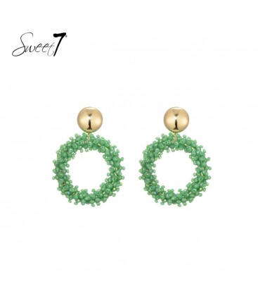 Groene glas kralen oorhangers met een goud kleurige oor stukje