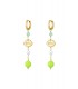 Goudkleurige oorhangers met blauwe glas kralen en lippen bedel
