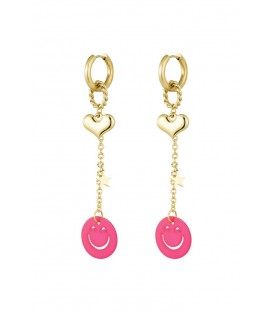 Goudkleurige oorhangers met een hartje en een fuchsia roze smiley
