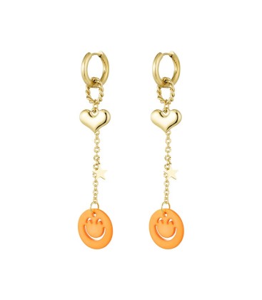 Goudkleurige oorhangers met hartje en een oranje smiley