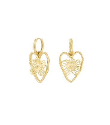 Goudkleurige oorhangers met een hart en een bloemen bedel