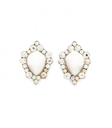 Creme oorclips met een mooie strass rand
