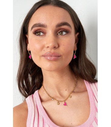 Zilverkleurige oorhangers met een roze hart