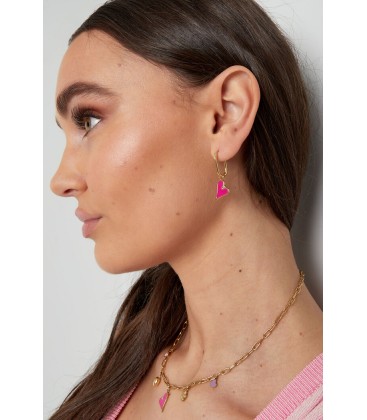 Zilverkleurige oorhangers met een roze hart