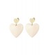Beige harten oorhangers en een goudkleurig hartje