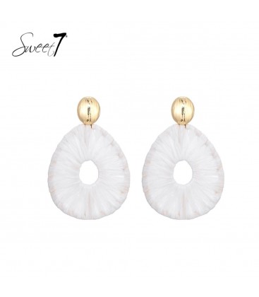 Witte oorhangers van raffia