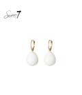 Witte oorhangers met een cat eye steen
