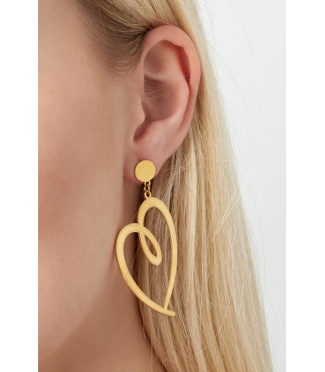 Goudkleurige harten oorhangers met een bewerkte rand