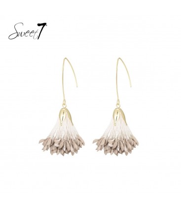 Goudkleurige oorhangers met hangende raffia
