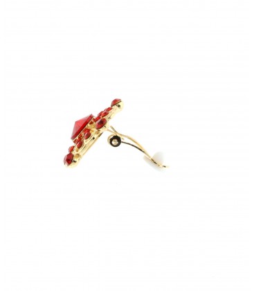 Oorclips in goudkleur met rode stras steentjes