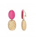 Fuchsia roze oorclips met goudkleurige hanger en een streep motief