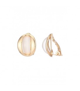 Oorclips met cat eye glaskraal in goudkleurige zetting