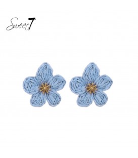 Oorbellen met gevlochten bloemen en goudaccent
