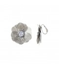 Zilverkleurige oorclips met een bloem motief en een helder glas steentje
