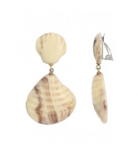 Creme oorclips met een schelpen motief gemaakt van hars