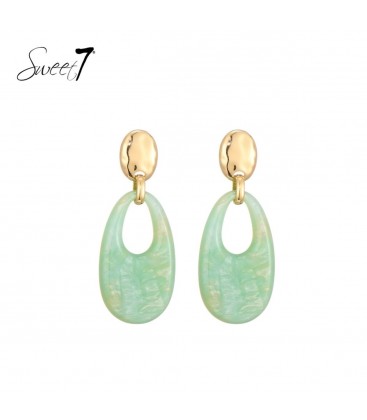 Groene oorhangers met motief en een goudkleurig detail