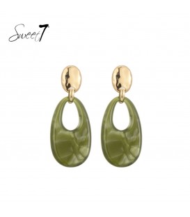 Groene oorhangers met motief en een goudkleurig detail