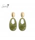 Groene oorhangers met motief en een goudkleurig detail