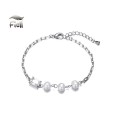 Zilverkleurige armband met 3 witte parels