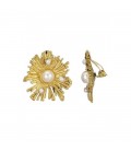 Oorclips goudkleurig in gelegd met witte parels