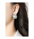 Oorclips goudkleurig in gelegd met witte parels