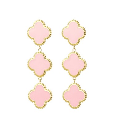 Roze oorhangers in de vorm van een 3 harten