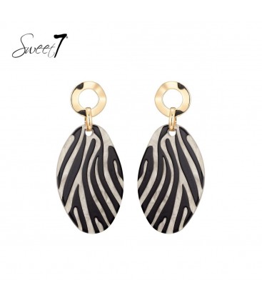 Zwart gekleurde oorhangers met print en een goudkleurig detail