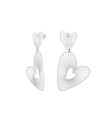 Zilverkleurige oorhangers met een dubbel gestreept hart