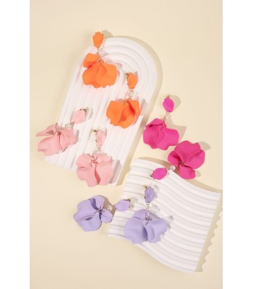 Lila oorhangers met een wit acryl kraaltje