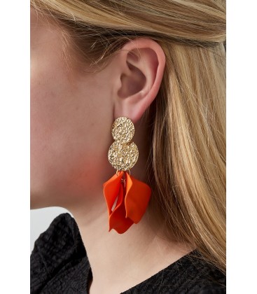 Oranje oorhangers met goudkleurige accenten