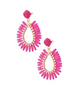 Fuchsia roze oorhangers van raffia en een goudkleurige rand in het midden